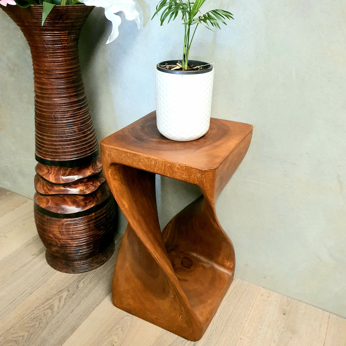 The Twist Raintree Wood Side Table – Planet Stand with NB Finish